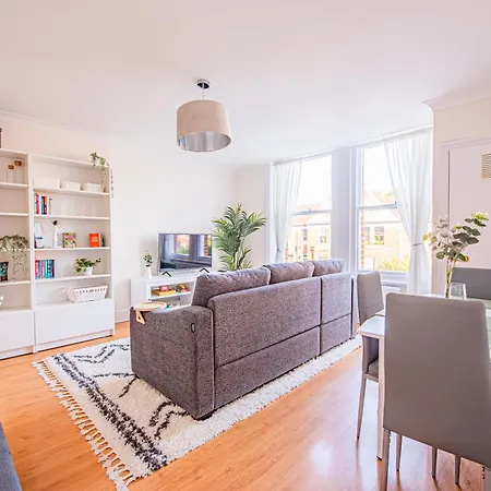 Elegant 2-Bedroom Flat In London